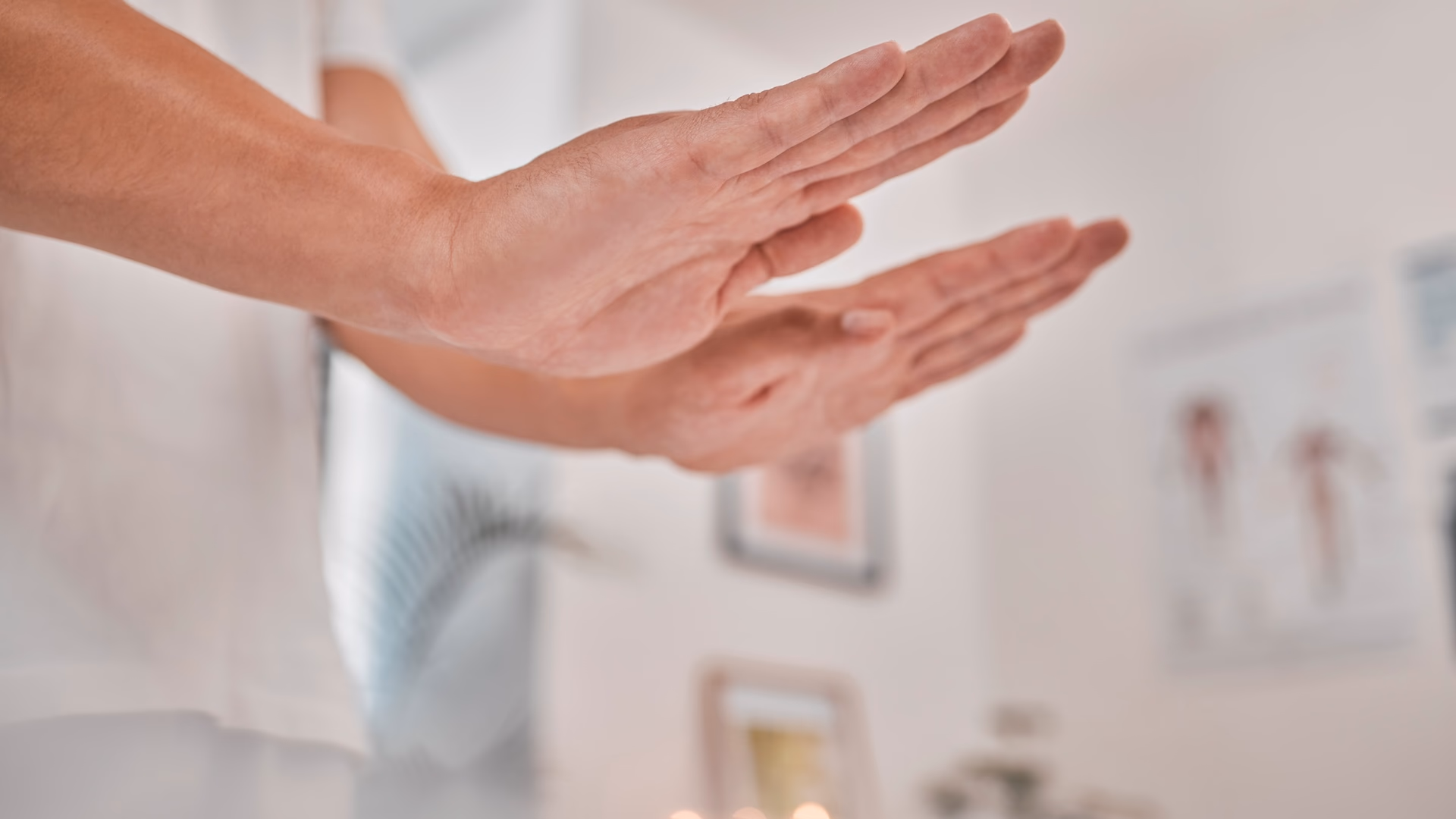Manos de la terapeuta en posición de Reiki sobre el cuerpo del cliente, durante una sesión en el centro Reiki Alianza Norte de Bilbao