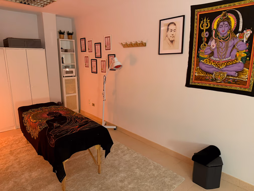 Camilla preparada para la sesión, con altar Reiki Usui al fondo