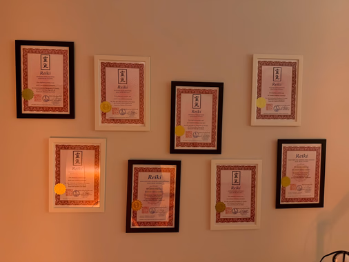 Diplomas de formación en Reiki Usui y Karuna-Prakriti, certificados por la Alianza Española de Reiki