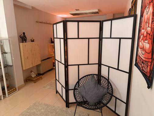 Entrada de la sala con biombo separador
