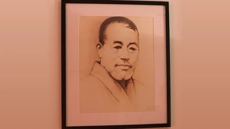 Retrato a lápiz de Mikao Usui en kimono, enmarcado en negro y colgado en una pared de luz cálida de nuestro centro de Bilbao